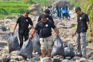 IKATAN JURNALIS TELEVISI BOGOR RAYA PERINGATI HUT RI KE 78 DENGAN CARA BERSIH BESIH SUNGAI CIKANIKI