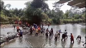 ANTISPASI KEKERINGAN PULUHAN WARGA BENDUNG ALIRAN SUNGAI