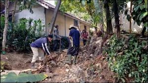 GOTONGROYONG MASYARAKAT  BANGUN JALAN TANI