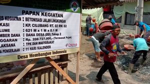 BETONISASI JALAN LINGKUNGAN DI CILUBANG, LIBATKAN WARGA