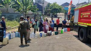 DAMPAK KEKERINGAN, WARGA SUKARAJA ANTRE AIR