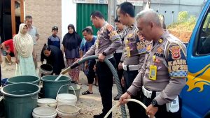 HUT BHAYANGKARA, SATLANTAS POLRES BOGOR DISTRIBUSIKAN AIR BERSIH