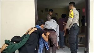 PULUHAN PELAJAR TAWURAN PAKE SAJAM  DIAMAKAN POLISI
