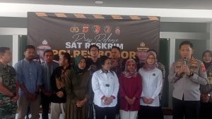 MENTERI PPA KUNJUNGI MAKO POLRES BOGOR TERKAIT BAYI TERTUKAR 