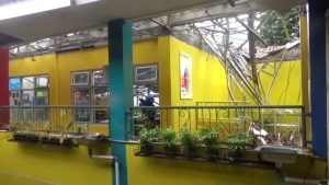 DITERJANG BADAI ATAP BANGUNAN SDN POLISI 1 KOTA BOGOR AMBRUK