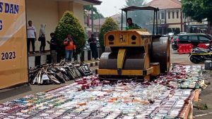 JELANG TAHUN BARU, RIBUAN BOTOL MIRAS DIMUSNAHKAN 