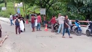 PEMBANGUNAN MANGKRAK, WARGA SUKAMAKMUR BLOKIR JALAN