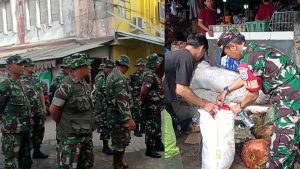 TNI BERSAMA WARGA BERSIHKAN PASAR CILUAR