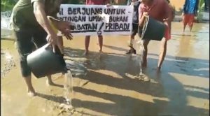 AKSI DEMO JALAN RUSAK DI CIKEAS RICUH 