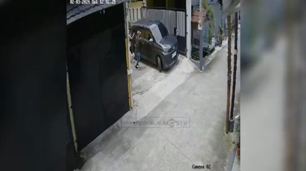 KETANGKAP BASAH, KAWANAN PENCURI DIHAKIMI WARGA