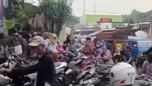 RIBUAN WARGA ANTRI PENDAFTARAN JALAN SEHAT BARENG KANG MULYADI