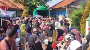 SEORANG EMAK- EMAK PINGSAN BEREBUT SEMBAKO MURAH