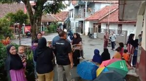 TANAMKAN BUDAYA ANTRI, KADES CIBEBER SATU NYOBLOS DI TPS 7