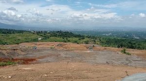 TERDAMPAK PROYEK PERUMAHAN, AKSES JALAN SMPN 2 BABAKAN MADANG TERANCAM LONGSOR