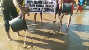 WARGA CIKEAS PANEN IKAN LELE DI JALAN RAYA