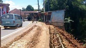 HUJAN LEBAT, JALAN RAYA NYALINDUNG SAGARANTEN TERANCAM AMBRUK