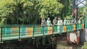 PANGDAM TIGA SILIWANGI TINJAU JEMBATAN RAWAYAN DI CIBINONG