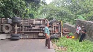 Tak Kuat Menanjak Truk Pengangkut Kayu Terbalik di Jalan Raya Nambo