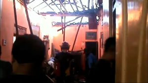 Diduga Korsleting Arus Listrik, Sebuah Rumah Ludes Terbakar di Kampung Kadudampit Sukabumi