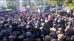 Penertiban Ratusan Lapak Pkl Berakhir Ricuh Dan  Memblokade Jalan