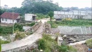Proyek Jembatan Sukaresmi Kecamatan Ciomas Tidak Tuntas Masyarakat dirugikan