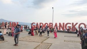 Libur Akhir Pekan Alun-Alun Gadobngkong Palabuhanratu Dipadati Pengunjung