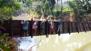 Siswa Dan Guru Bertaruh Nyawa Menyeberangi Jembatan Sungai Cikaso, Kecamatan Lengkong Kabupaten Sukabumi