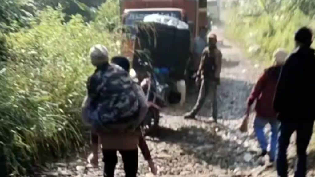 Dampak Jalan Rusak, Warga Citalahab Gendong Orang Sakit di Desa Malasari Kecamatan Nanggung Kabupaten Bogor