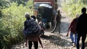 Dampak Jalan Rusak, Warga Citalahab Gendong Orang Sakit di Desa Malasari Kecamatan Nanggung Kabupaten Bogor