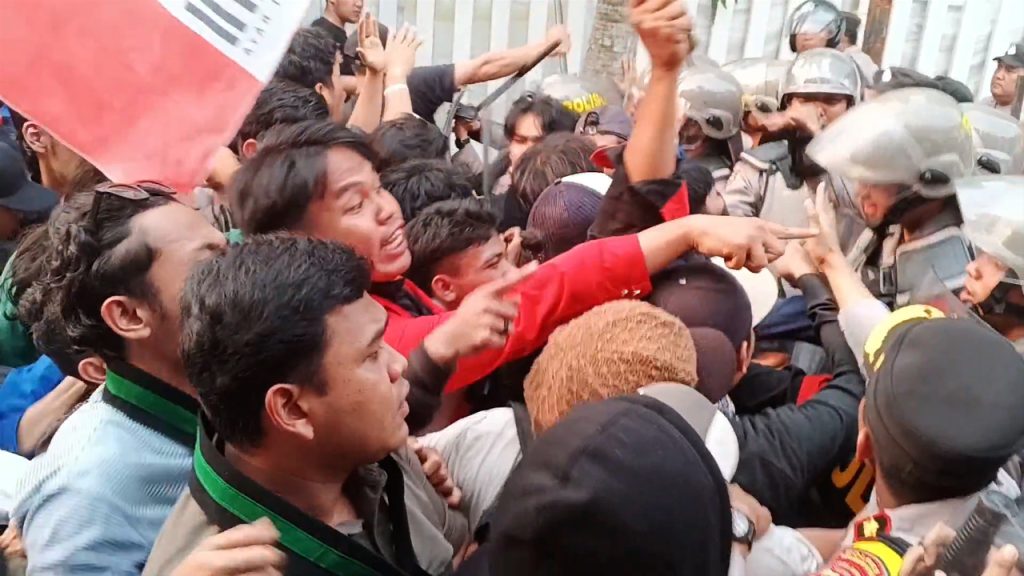 Aksi Unjuk Rasa Memanas, Satu Mahasiswa Sempat Kena Pukul
