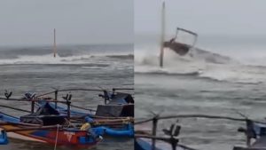 Detik Detik Perahu Di Gulung Ombak Di Perairan Minajaya Sukabumi