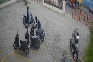 Hanya Hitungan Detik 2 Sepeda Motor Di Gondol Maling