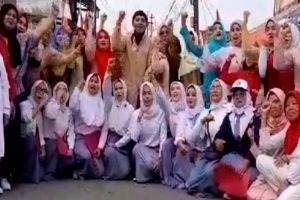 Kenakan Seragam  Sekolah, Emak Emak Semangat Gelar Upacara