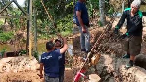Relawan Jampe Bangun Jembatan Gantung