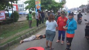 Seorang Pria Tewas Jatuh Dari Mobil