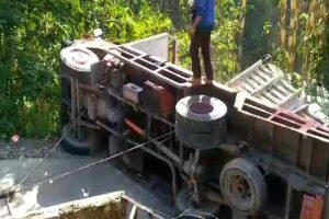 Hindari Minibus, Truk  Bermuatan Batako Terguling Di Jalur Alternatif Puncak