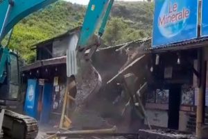 Isak Tangis Warnai Pembongkaran Lapak Di Puncak Bogor