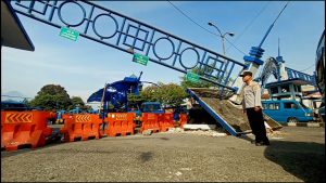 Mobil Box Di Tahan, Pihak Perusahaan Ganti Kerusakan Gapura