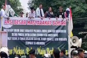 Aksi Masa Pemekaran Bobar Ricuh