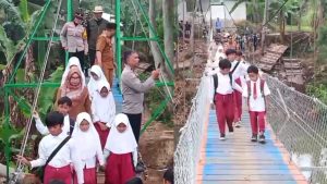 Jembatan Gantung Penghubung Dua Kecamatan Selesai Dibangun