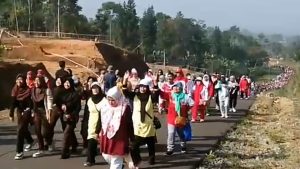 Sambut Hut Sukabumi Ke 154 Pemcam Kadudampit Gelar Jalan Sehat