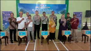 Korlantas Polri Bagikan Paket Sembako Gratis Di Dramaga