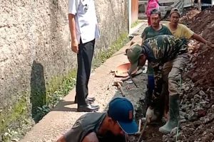 TAHAP DUA CAIR, PEMDES MEKARJAYA BANGUN DRAINASE DAN REHAB MCK