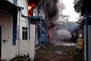 DIDUGA KOSLETING, GUDANG LAMPU MOBIL DI CIBINONG TERBAKAR