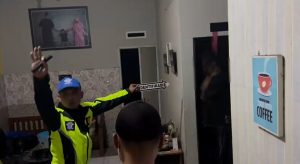 BERAWAL CIUM BAU BUSUK, WARGA TEMUKAN SORANG PRIA TERGANTUNG DI PINTU KAMAR RUMAHNYA DI SEKARWANGI SUKABUMI