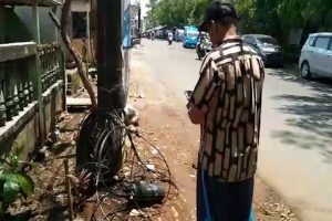 KABEL LISTRIK LEPAS DARI TIANG NYARIS MENGENAI PEMOTOR