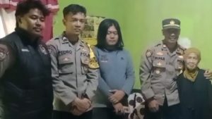 KAPOLSEK JAMPANGKULON KABUPATEN SUKABUMI BAGIKAN SEMBAKO KEPADA WARGA LANSIA
