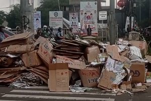 PICKUP  MUATAN KARDUS BEKAS TERGULING