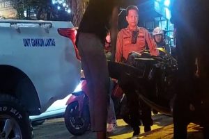 SEORANG PEMOTOR TEWAS DILOKASI USAI TERTABRAK DAN TERLINDAS TRUK BOX