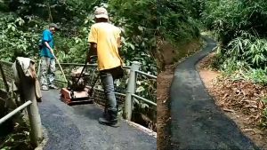 PEMERINTAH DESA GEDE PANGRANGO BANGUN JALAN TANI DI KECAMATAN KADUDAMPIT KABUPATEN SUKABUMI